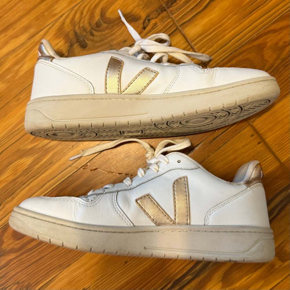VEJA V-10 White Platine Leather Sneakers Women’s Size 9 EUR 40 Gold Low Top